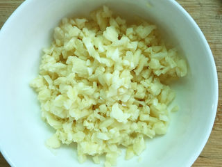 4、蒜蓉剁椒蒸生蚝,放入碗中