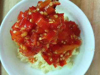 5、蒜蓉剁椒蒸生蚝,加入剁辣椒