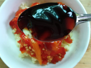 6、蒜蓉剁椒蒸生蚝,加入蚝油