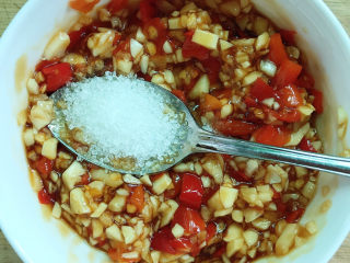 7、蒜蓉剁椒蒸生蚝,加入白糖