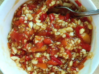 8、蒜蓉剁椒蒸生蚝,拌匀