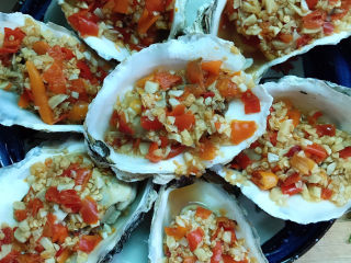 11、蒜蓉剁椒蒸生蚝,蒸熟后淋上烧熟的花生油