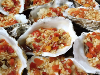 10、蒜蓉剁椒蒸生蚝,放入蒸锅中，大火蒸十分钟