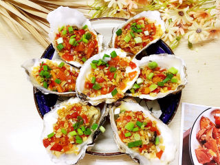 12、蒜蓉剁椒蒸生蚝,撒上葱花