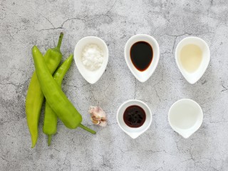1、虎皮尖椒,准备好所需食材