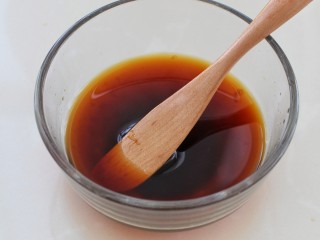 4、虎皮尖椒,小碗中放入生抽、蚝油、米醋、糖和清水搅拌均匀成酱汁