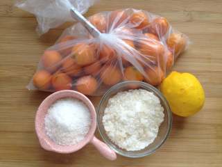 1、金桔酱,备好所需食材，冰糖我分成两份，50g是比较细的冰糖粉，100g是稍微粗点的冰糖碎