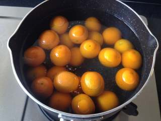 3、金桔酱,水开后倒入金桔煮3分钟捞出，再次冲洗干净