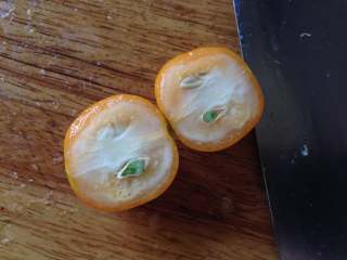 4、金桔酱,金桔切开后把籽去掉