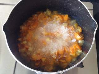 10、金桔酱,锅中放入腌好的金桔，同时加入100g冰糖碎、柠檬汁和水