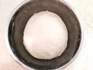 7、麦麸葱油花卷,加入酵母水，调匀，水要慢慢加入，根据软硬程度适当调整水量。调面要追求面光、盆光和手光的三光原则