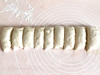 17、麦麸葱油花卷,均匀地切开