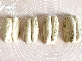19、麦麸葱油花卷,将其他面团按照此办法操作