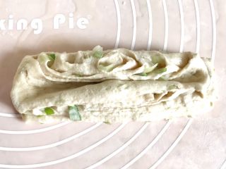 20、麦麸葱油花卷,用手扯着面团抻拉开