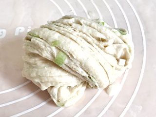 22、麦麸葱油花卷,将两头扭压在花卷下面