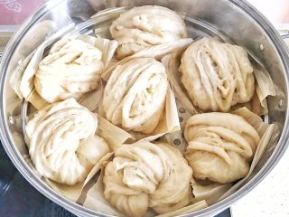 26、麦麸葱油花卷,冷水点火，大火烧开锅，20分钟后关火，静焖3分钟，开锅即可