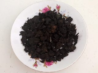 1、自制香熏鹅肝,把普洱茶切成小块