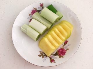 5、自制香熏鹅肝,大葱切成段，鲜姜切成小片