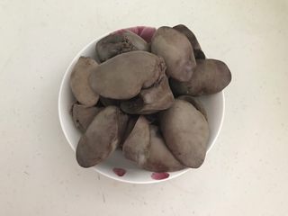 8、自制香熏鹅肝,把焯好的鹅肝捞出来