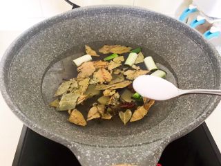 11、自制香熏鹅肝,加入冷水和精盐