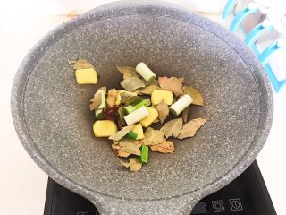 10、自制香熏鹅肝,加入葱姜，翻炒均匀