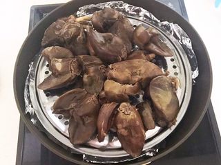 21、自制香熏鹅肝,加入煮熟的鹅肝