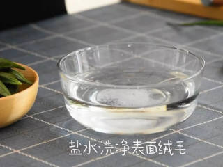 1、健康营养又好吃，很适合夏天的开胃菜,盐水洗干净秋葵表面的绒毛。