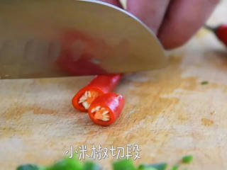 3、健康营养又好吃，很适合夏天的开胃菜,小米椒切段备用。