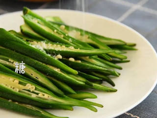 4、健康营养又好吃，很适合夏天的开胃菜,往秋葵里撒入糖。