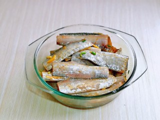 4、红烧糖醋带鱼,抓拌均匀，腌制30分钟以上。