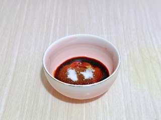 7、红烧糖醋带鱼,再加入生抽，白砂糖，香醋，再加满纯净水，搅拌均匀。