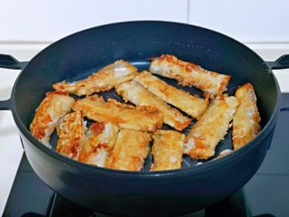 9、红烧糖醋带鱼,中火煎至两面金黄，盛出摆盘。