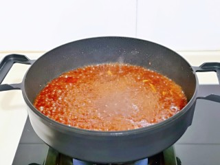 10、红烧糖醋带鱼,另起油锅，放入茄汁酱料，中火烧开，再把煎好的带鱼放入锅中，小火煮3分钟即可关火。(尽量不要用铲子，避免带鱼弄碎)