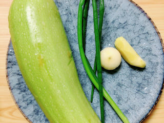 1、西葫芦炒虾仁,准备好西葫芦，葱姜蒜。