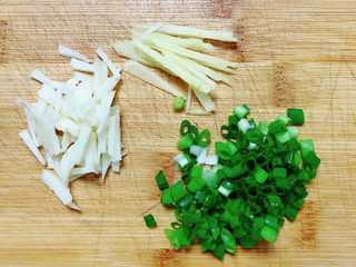 2、西葫芦炒虾仁,葱姜蒜切好待用。