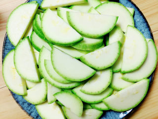 3、西葫芦炒虾仁,西葫芦切厚片待用。