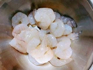 5、西葫芦炒虾仁,准备好虾仁。