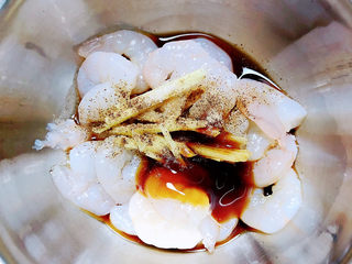 7、西葫芦炒虾仁,加入蚝油、生抽、盐、黑胡椒粉。