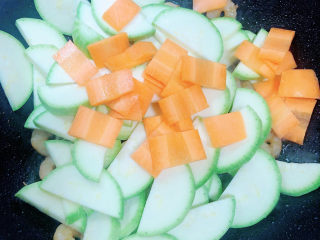 10、西葫芦炒虾仁,加入西葫芦和胡萝卜翻炒均匀。