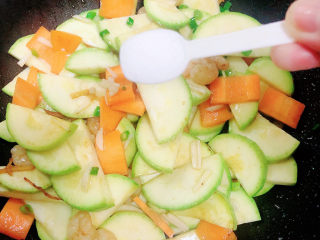 12、西葫芦炒虾仁,加入一勺盐。