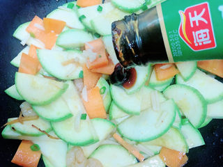 13、西葫芦炒虾仁,加入蚝油，翻炒均匀。