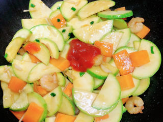 14、西葫芦炒虾仁,加入番茄沙司。