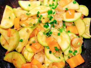 15、西葫芦炒虾仁,翻炒均匀入味后，撒上香葱末，即可出锅了。