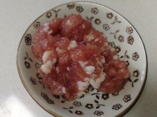 3、香菇肉末豆腐,准备一碟肉糜。