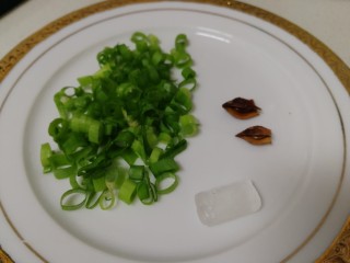5、香菇肉末豆腐,小葱切碎,两角八角,一粒冰糖。
