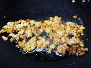 8、香菇肉末豆腐,小火划散。