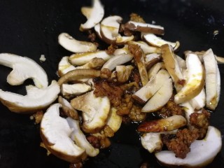 10、香菇肉末豆腐,放入香菇,小火翻炒。