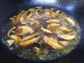 14、香菇肉末豆腐,加入适量开水。