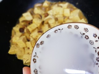 18、香菇肉末豆腐,文火炖至快要收尽,淋入水淀粉,快速翻炒收汁。