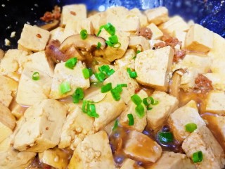 19、香菇肉末豆腐,洒上葱花即可。